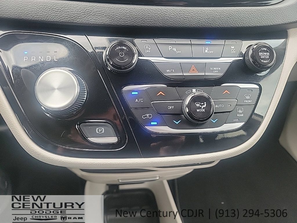 Used 2023 Chrysler Pacifica Touring-L FWD image 13
