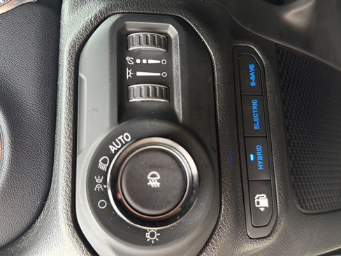 Used 2022 Jeep Wrangler Unlimited Sahara AWD/4WD image 13