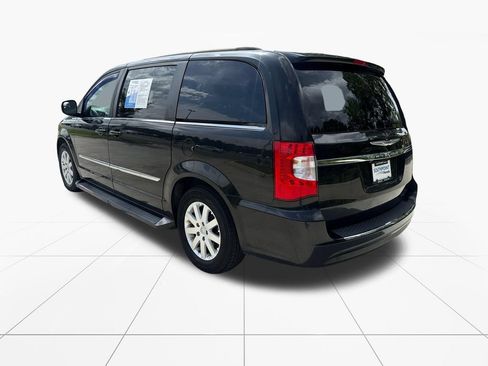 Used 2013 Chrysler Town & Country Touring FWD image 6