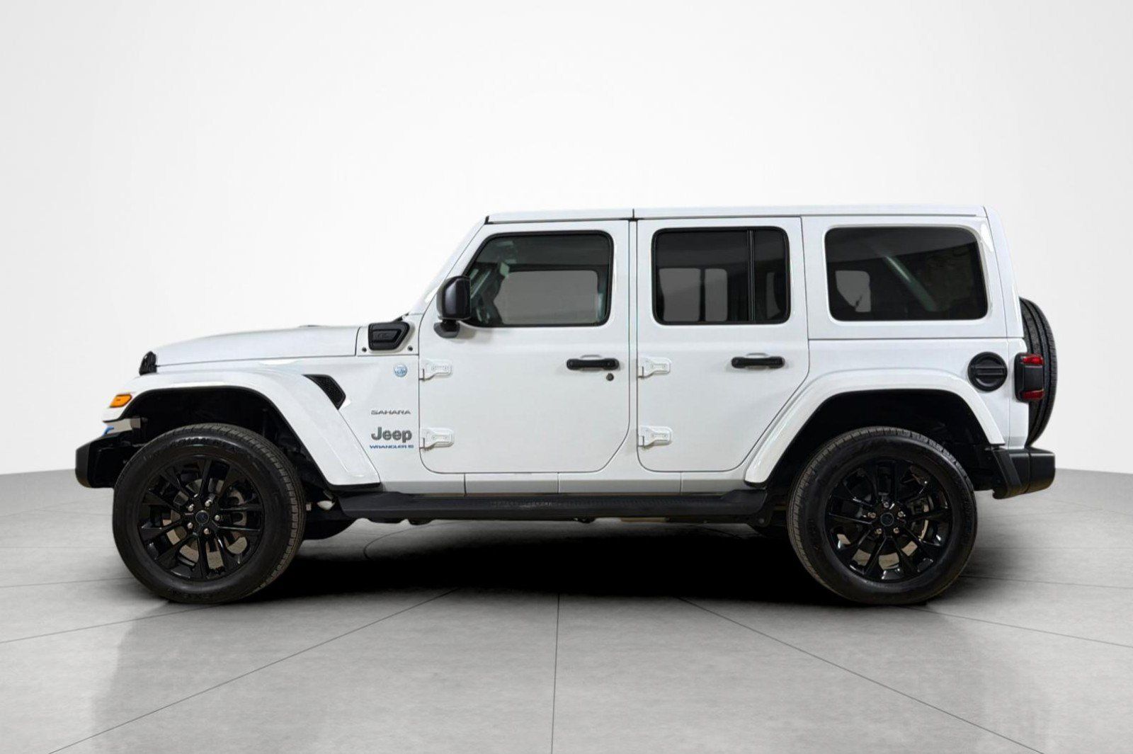 Used 2024 Jeep Wrangler Unlimited Sahara w/ Technology Group AWD/4WD image 2