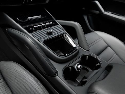 Certified 2025 Porsche Cayenne Coupe image 23