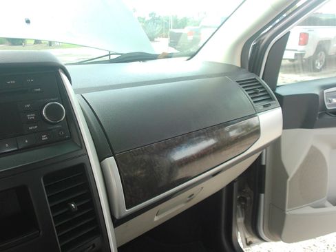 Used 2010 Dodge Grand Caravan SXT FWD image 18