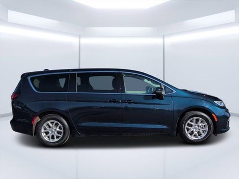Used 2023 Chrysler Pacifica Touring-L FWD image 2