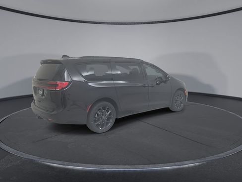 New 2026 Chrysler Pacifica Limited image 16