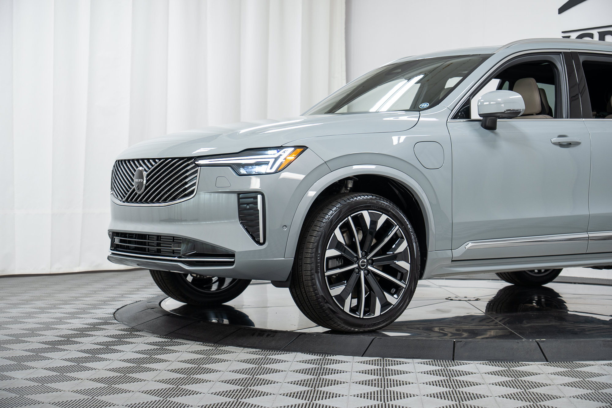 New 2026 Volvo XC90 T8 Plus w/ Protection Package Premier AWD/4WD image 25