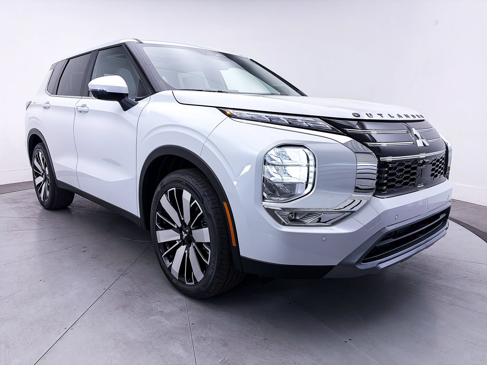 Used 2026 Mitsubishi Outlander SE FWD image 1