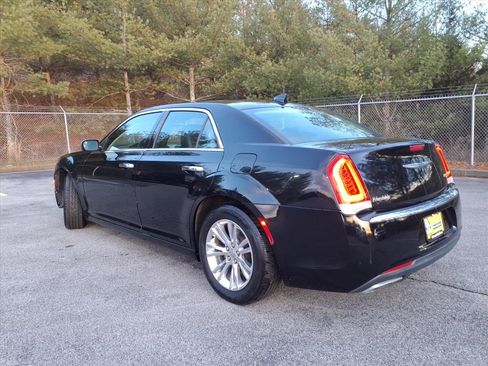 Used 2016 Chrysler 300 C image 9