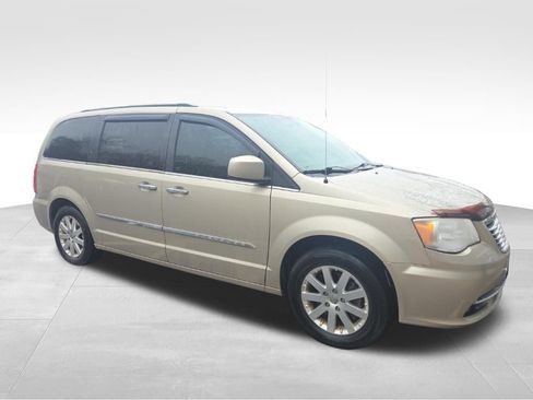 Used 2016 Chrysler Town & Country Touring w/ Driver Convenience Group image 4
