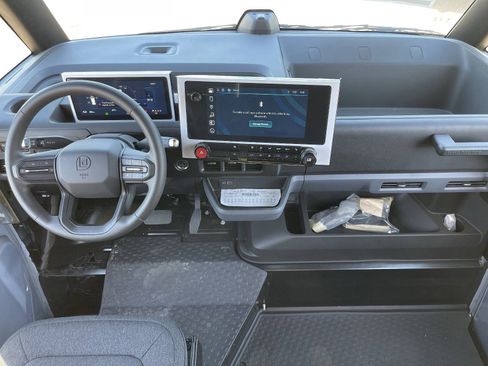 Used 2024 Chevrolet Brightdrop 400 w/ Commercial Equipment Package AWD/4WD image 18