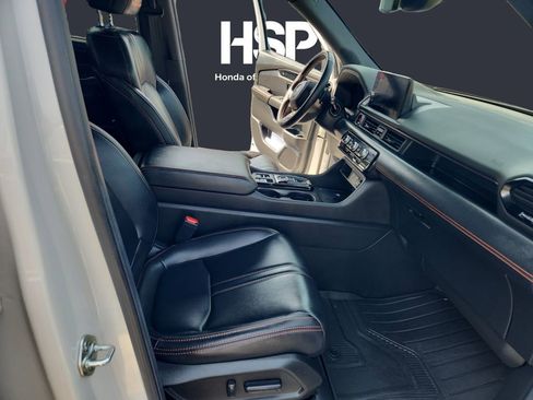 Used 2025 Honda Pilot TrailSport image 15