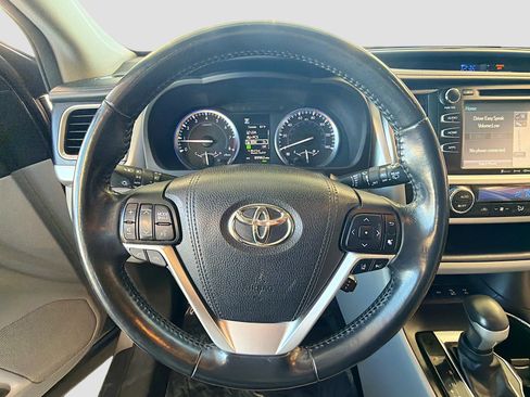 Used 2017 Toyota Highlander XLE image 18
