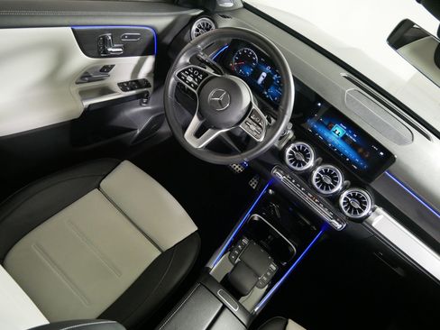 Used 2023 Mercedes-Benz GLB 250 4MATIC image 9