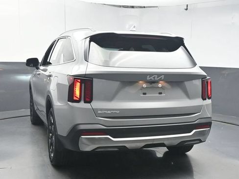 Used 2025 Kia Sorento S w/ Panoramic Sunroof Package FWD image 6