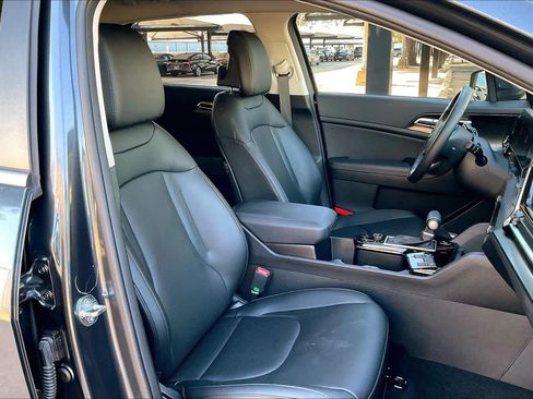 Used 2025 Kia Sportage EX image 8