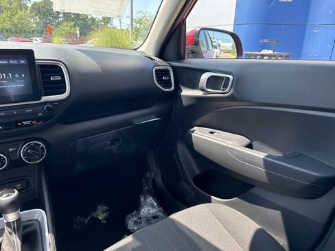 Certified 2025 Hyundai Venue SE image 33