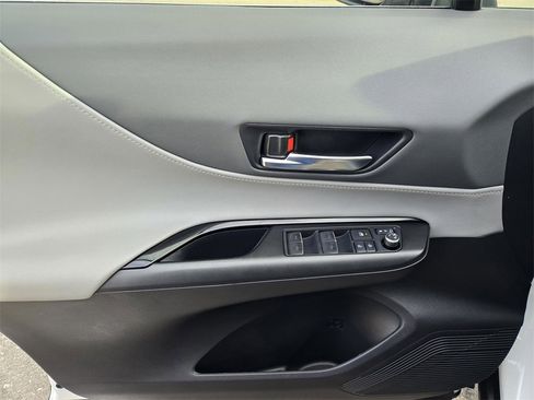 Used 2021 Toyota Venza image 16