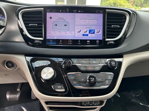 Used 2023 Chrysler Pacifica Touring-L FWD image 18