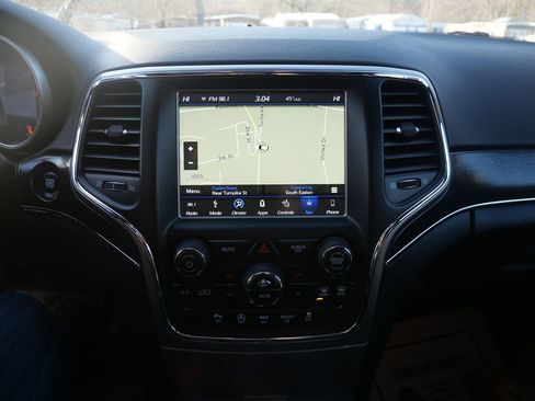 Used 2018 Jeep Grand Cherokee Limited image 13