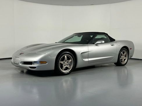 Used 2004 Chevrolet Corvette Convertible w/ Preferred Equipment Group RWD image 8