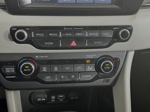 Used 2018 Kia Niro EX image 22