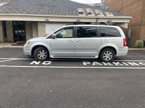 Used 2009 Chrysler Town & Country Touring w/ Entertainment Group #2 FWD image 4