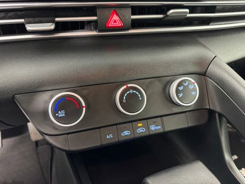 Used 2025 Hyundai Elantra SE image 18