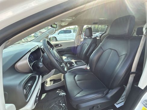 Used 2021 Chrysler Voyager Lxi image 13