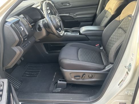 Used 2024 Nissan Pathfinder SV FWD image 9