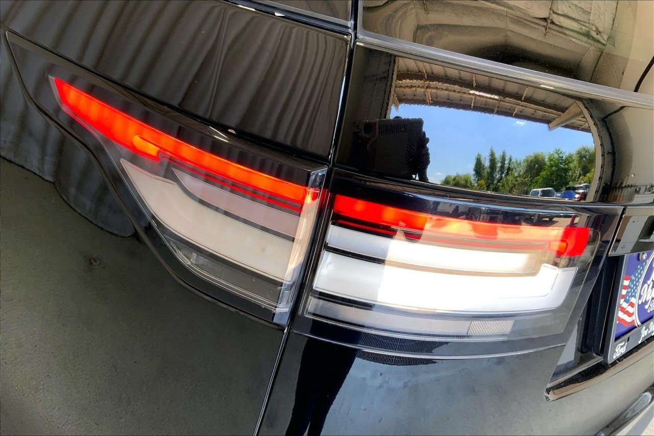 Used 2020 Land Rover Discovery SE AWD/4WD image 13