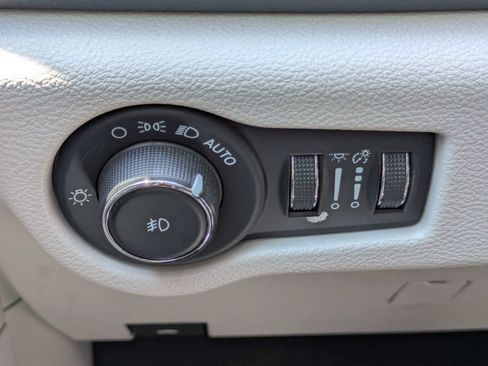 Used 2023 Chrysler Pacifica Touring-L FWD image 16