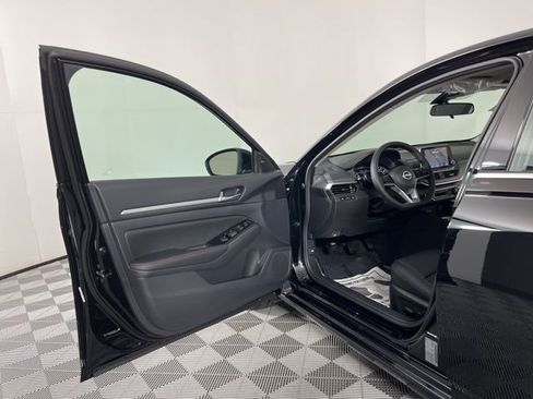 New 2025 Nissan Altima 2.5 SR image 16