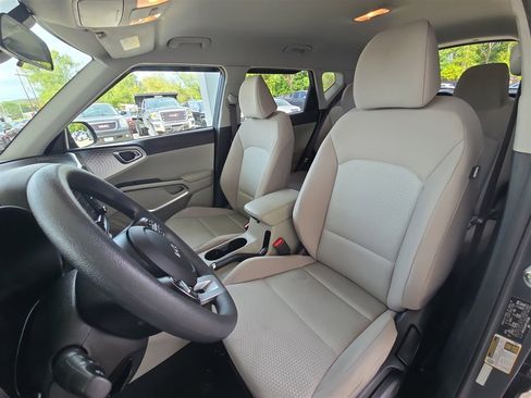 Used 2023 Kia Soul LX w/ LX Technology Package image 17