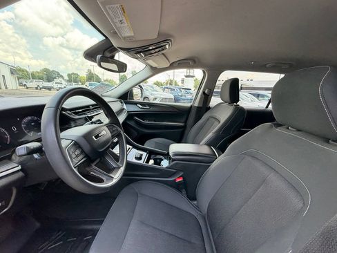 Used 2023 Jeep Grand Cherokee L Laredo RWD image 4