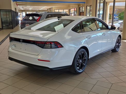 New 2025 Honda Accord SE image 3