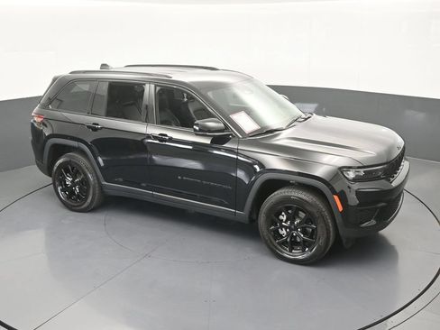 Used 2025 Jeep Grand Cherokee Altitude RWD image 55