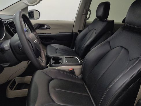 Used 2024 Chrysler Pacifica Limited FWD image 17