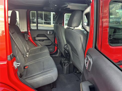 Used 2025 Jeep Wrangler Sahara image 13