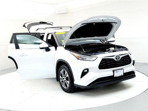 Certified 2023 Toyota Highlander XLE image 9