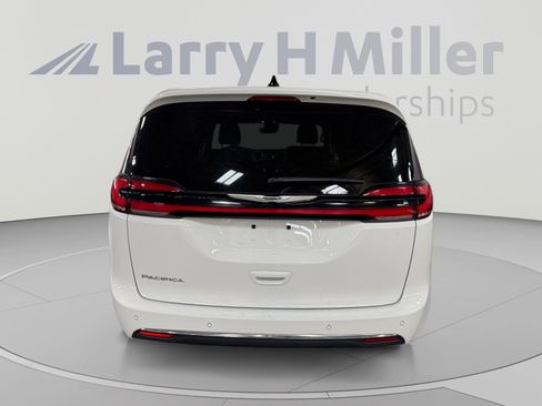 Used 2025 Chrysler Pacifica Select FWD image 4