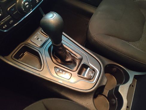 Used 2019 Jeep Cherokee Latitude w/ Popular Appearance Group image 26