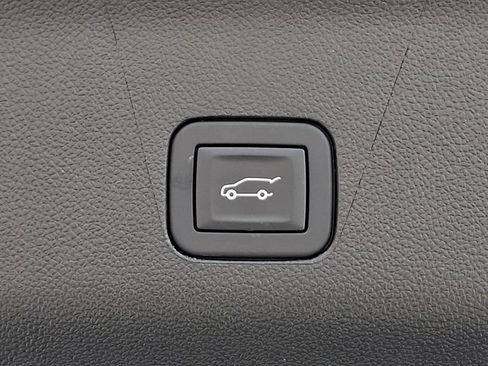 Used 2025 Chevrolet Suburban Premier AWD/4WD image 31