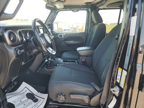 Used 2020 Jeep Gladiator Sport w/ Technology Group AWD/4WD image 29