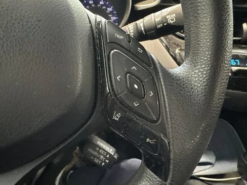 Used 2019 Toyota C-HR LE FWD image 4