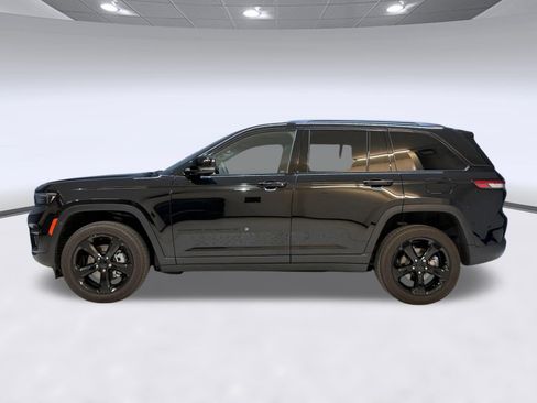 Used 2023 Jeep Grand Cherokee Altitude AWD/4WD image 2