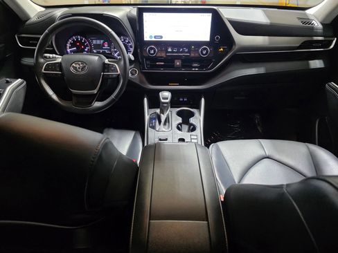 Used 2023 Toyota Highlander XLE FWD image 19