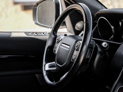 Used 2018 Land Rover Discovery SE AWD/4WD image 17
