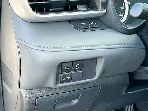 Used 2024 Toyota Highlander LE AWD/4WD image 10