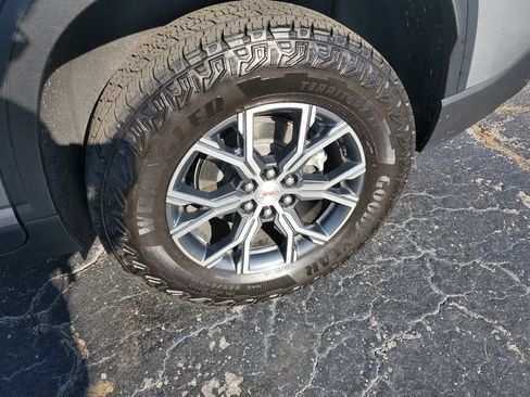 New 2025 GMC Acadia AT4 w/ Luxury Package image 9