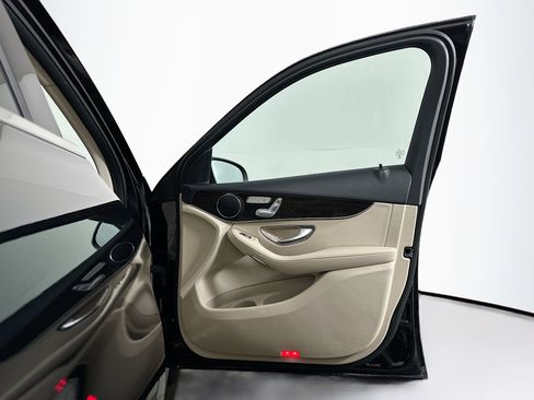 Used 2022 Mercedes-Benz GLC 300 w/ Multimedia Package Lite image 34