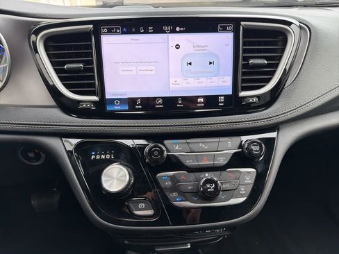 Used 2025 Chrysler Pacifica Select image 8